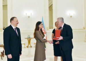 Prezident Mehriban Əliyevanı təltif etdi