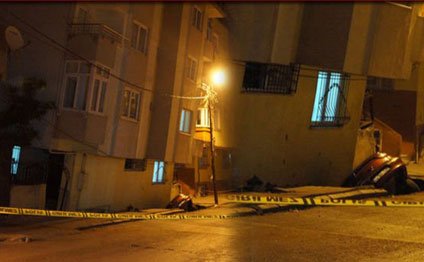 İstanbulda 5 mərtəbəli bina çökdü