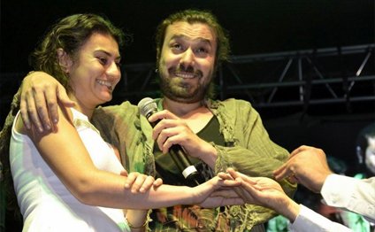 Halil Sezainin konsertində evlilik təklifi