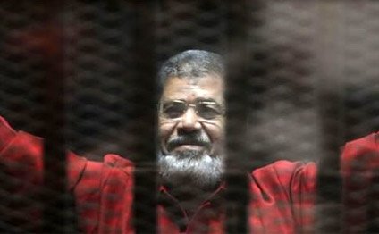 Mursi məhkəməyə edam paltarı ilə gətirldi