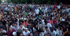 İrəvanda üsyan: xalq Sərkisyanın iqamətgahına hücum edir, polis atəş açmağa hazırdır