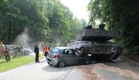Maşın tankın altına girdi, 18 yaşlı qadın sürücü sağ qaldı