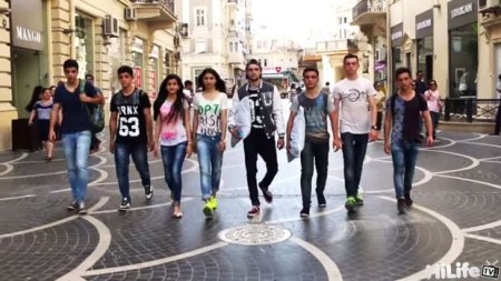Moskvada qızlarla öpüşən gəncin Bakı aksiyası