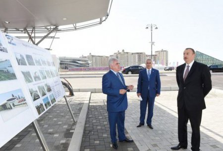 İlham Əliyev Bakıya gətirilən yeni elektrik qatarı ilə tanış olub