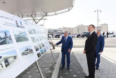 İlham Əliyev Bakıya gətirilən yeni elektrik qatarı ilə tanış olub