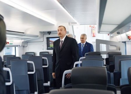 İlham Əliyev Bakıya gətirilən yeni elektrik qatarı ilə tanış olub
