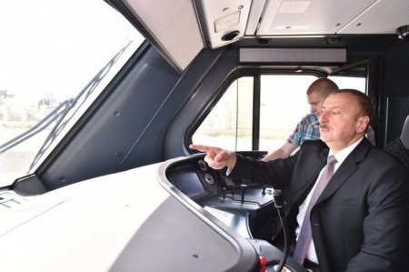 İlham Əliyev Bakıya gətirilən yeni elektrik qatarı ilə tanış olub