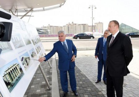 İlham Əliyev Bakıya gətirilən yeni elektrik qatarı ilə tanış olub