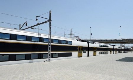 İlham Əliyev Bakıya gətirilən yeni elektrik qatarı ilə tanış olub