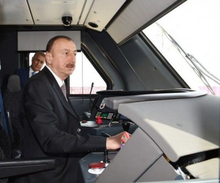 İlham Əliyev Bakıya gətirilən yeni elektrik qatarı ilə tanış olub