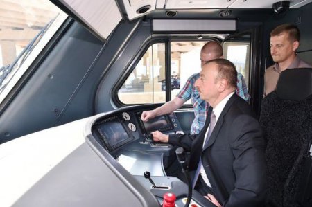 İlham Əliyev Bakıya gətirilən yeni elektrik qatarı ilə tanış olub