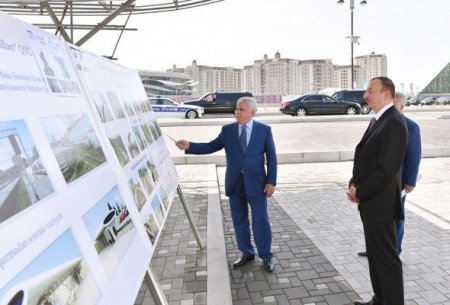 İlham Əliyev Bakıya gətirilən yeni elektrik qatarı ilə tanış olub