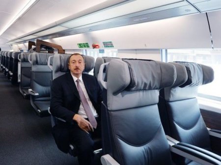 İlham Əliyev Bakıya gətirilən yeni elektrik qatarı ilə tanış olub