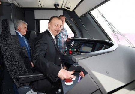 İlham Əliyev Bakıya gətirilən yeni elektrik qatarı ilə tanış olub