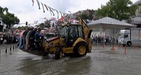 İstanbulda dəniz daşdı, yolu su basdı