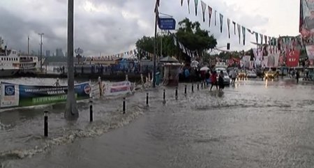 İstanbulda dəniz daşdı, yolu su basdı
