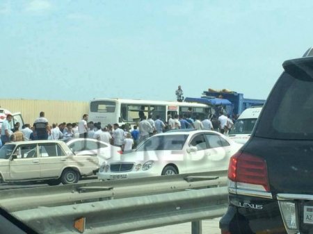 Bakıda dəhşətli qəza: Sərnişin avtobusu "KamAZ"la toqquşdu, ölən var