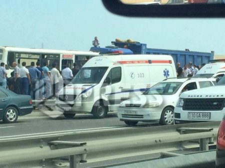 Bakıda dəhşətli qəza: Sərnişin avtobusu "KamAZ"la toqquşdu, ölən var