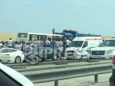 Bakıda dəhşətli qəza: Sərnişin avtobusu "KamAZ"la toqquşdu, ölən var