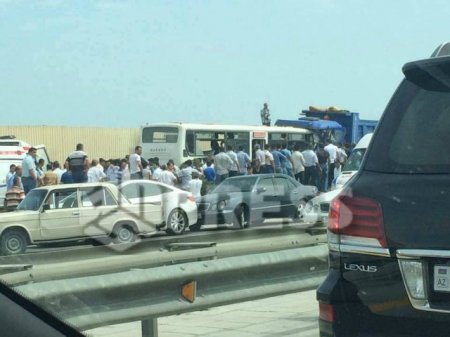 Bakıda dəhşətli qəza: Sərnişin avtobusu "KamAZ"la toqquşdu, ölən var