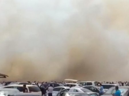 Bakıda maşın bazarı yanır