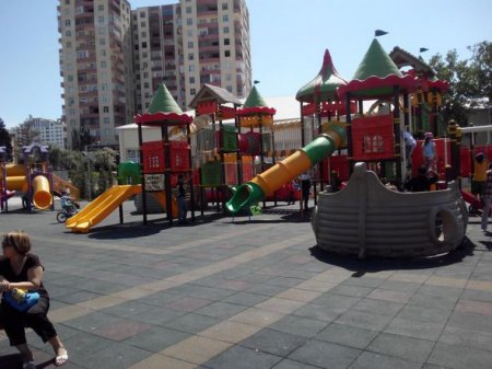 Bakıda pulsuz attraksionlarda pul tələbi