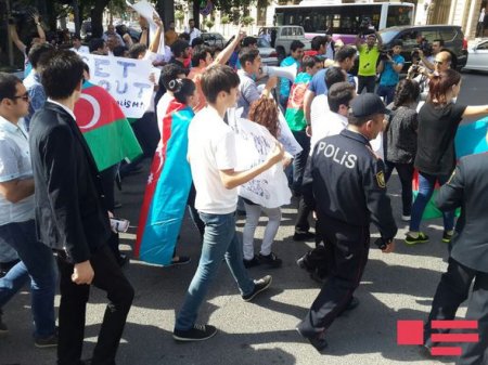 Gənclər Bakıda aksiya keçirdilər