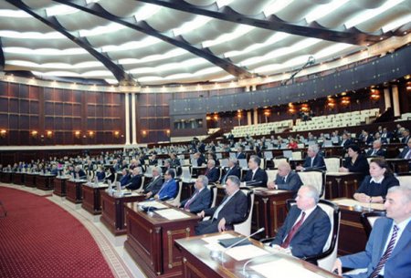 Deputatlar tətilə buraxıldı
