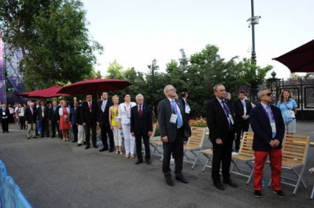 Atletlər Kəndində bayraqlar qaldırıldı