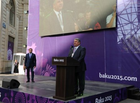 Atletlər Kəndində bayraqlar qaldırıldı
