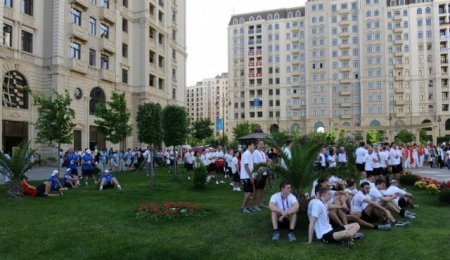 Atletlər Kəndində bayraqlar qaldırıldı