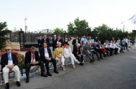 Atletlər Kəndində bayraqlar qaldırıldı