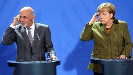 Siyasətçilərin gülməli və maraqlı fotoları