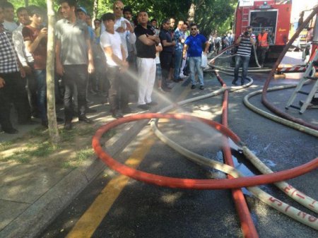 “Sahil” metrosu yaxınlığında bina yanır