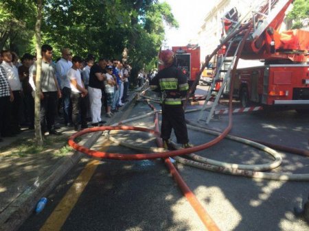 “Sahil” metrosu yaxınlığında bina yanır