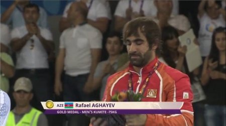 Mehriban Əliyeva qızıl medalı təqdim etdi