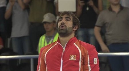 Mehriban Əliyeva qızıl medalı təqdim etdi