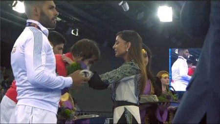 Mehriban Əliyeva qızıl medalı təqdim etdi
