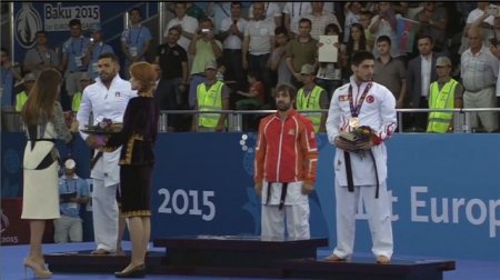 Mehriban Əliyeva qızıl medalı təqdim etdi