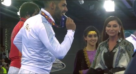 Mehriban Əliyeva qızıl medalı təqdim etdi
