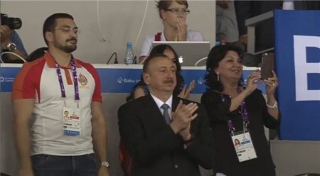 Mehriban Əliyeva qızıl medalı təqdim etdi