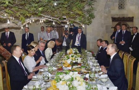 Prezident ölkə başçılarına ziyafət verib