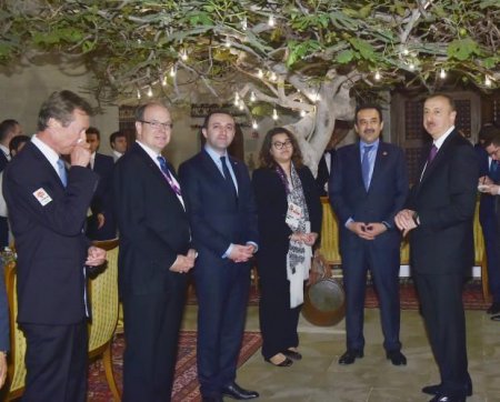 Prezident ölkə başçılarına ziyafət verib