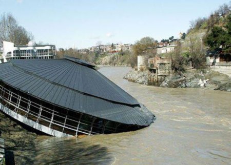 Tiflis şəhər sakinlərinə küçəyə çıxmamaq tövsiyə olunub