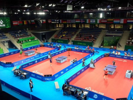 Qadın yığmalar stolüstü tenis yarışlarında güclərini yoxlayırlar