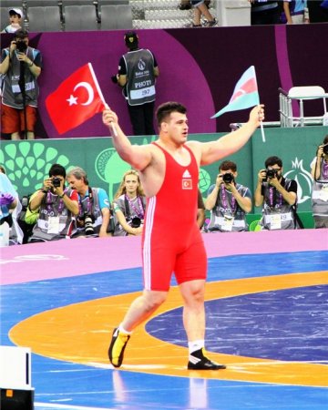 Türkiyə idmançısı xalçada Azərbaycan və Türkiyə bayraqları ilə dövrə vurdu