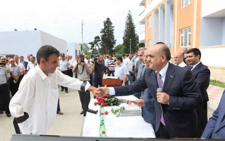 Əlil və şəhid ailələrinə ev verildi