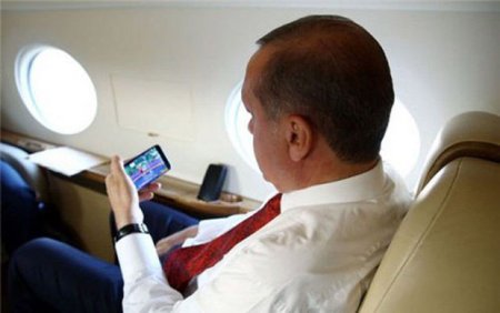 Ərdoğan “Bakı -2015”i təyyarədə mobil telefonla izlədi
