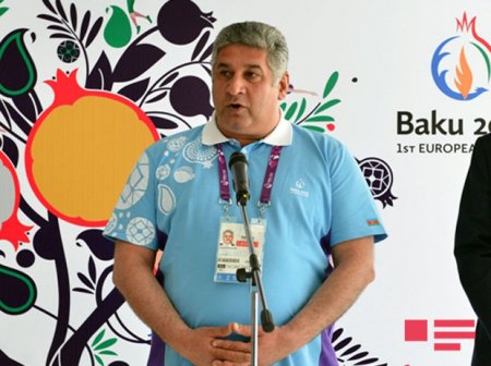 Medalçıların şərəfinə tort kəsilib.