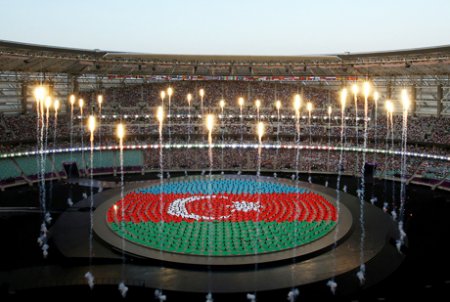 Erməni itlər hürür, bizim karvan keçir